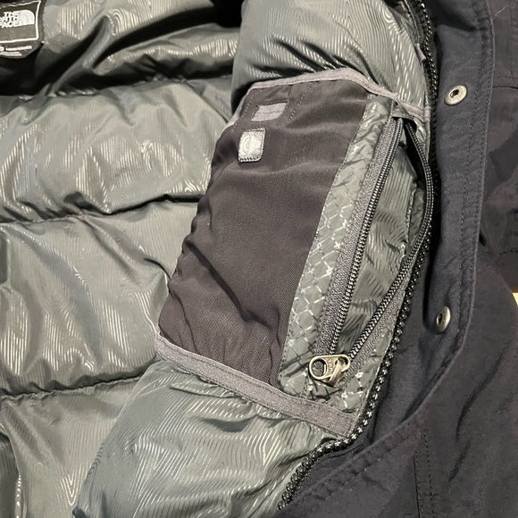 THE NORTH FACE McMurdo TNF NSE FO7
Men’s Down Parka Jacket Sz XL (no hood) - Picture 10 of 13